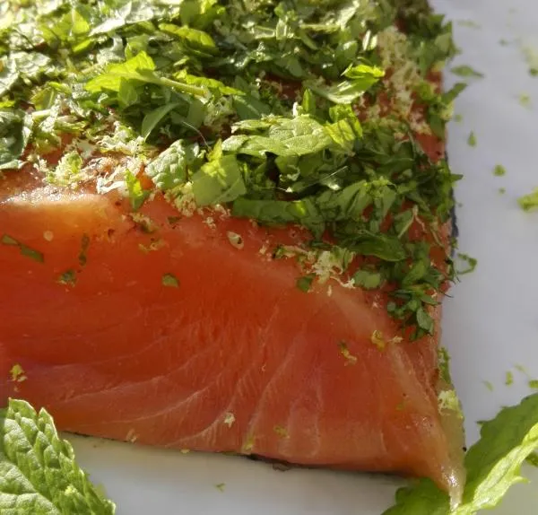 Lachs gebeizt mit Minze und Limette