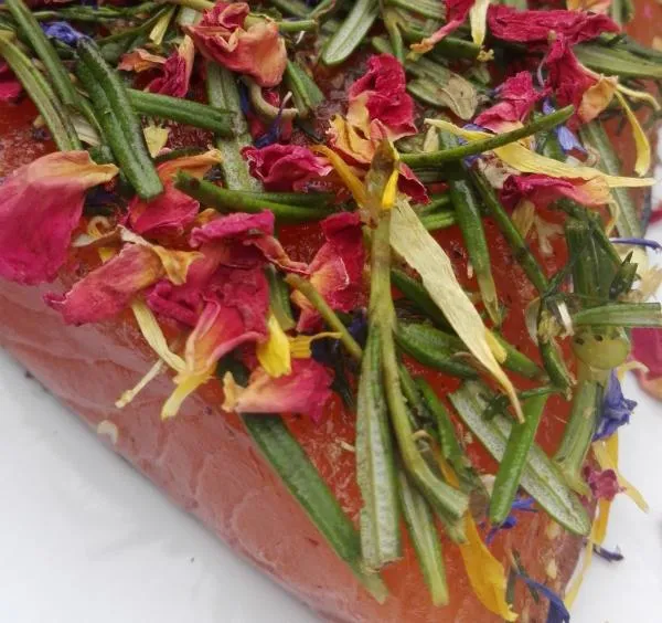 Salmon marinated with rosemary, dill and rose / nanamine