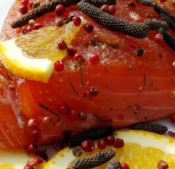 Graved Lachs mit Langpfeffer, Cognac & Orange – Frischer Norwegischer Lachs | Hamburger Fischwerker