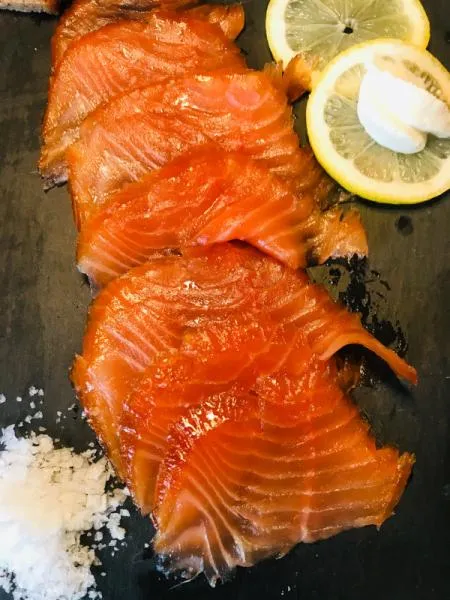 Fein geschnittener Norwegischer Räucherlachs – Frisch & Sanft geräuchert