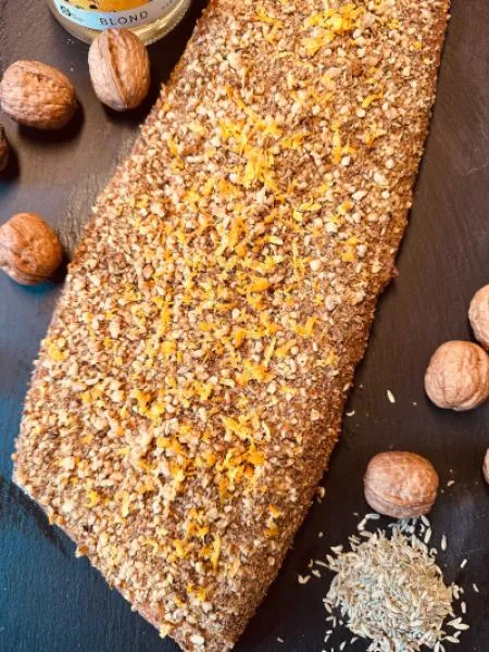 Graved Lachs Ærø mit Aquavit, Fenchel, gerösteten Walnüssen und Zitronenzesten