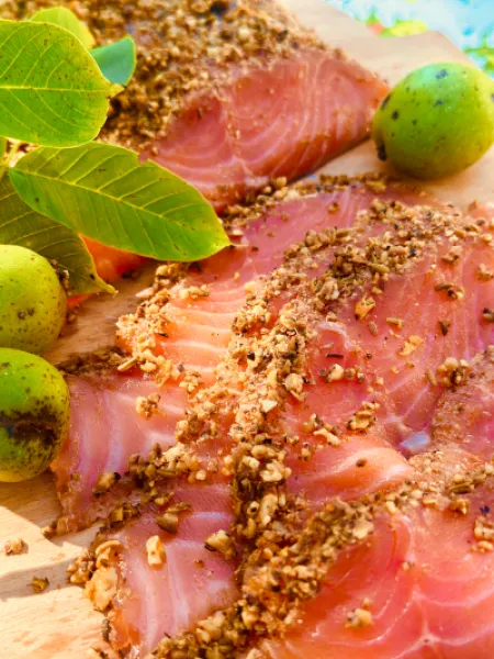 Graved Lachs Ærø mit Aquavit, Fenchel, gerösteten Walnüssen und Zitronenzesten