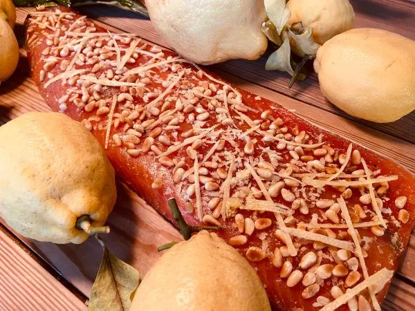 Gebeizte Fjordforelle mit Pinienkernen & Amalfi-Zitrone – 1 kg