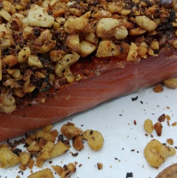Salmon marinated with roasted walnuts